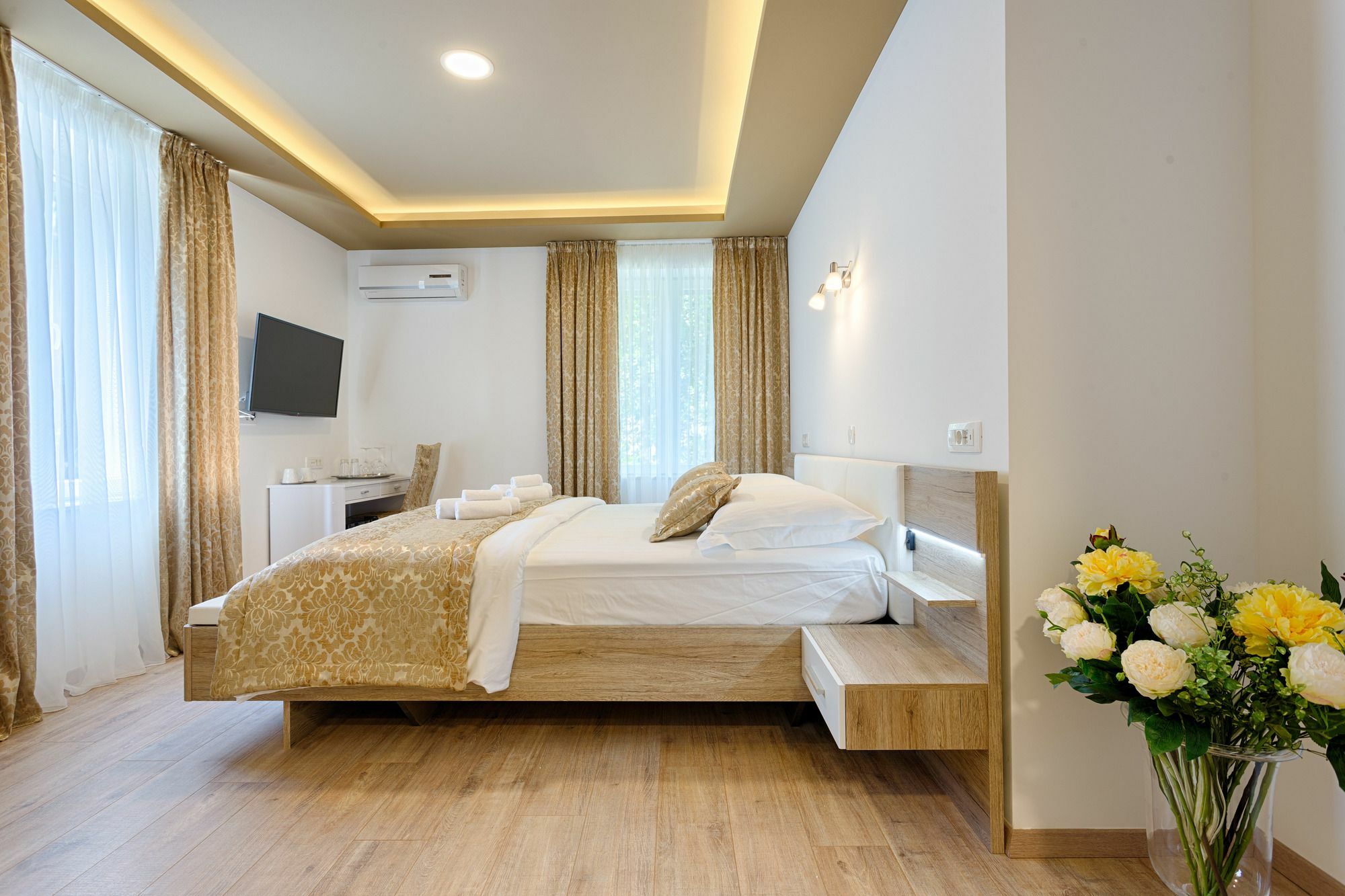 Luxury Floramye (adults Only) Split