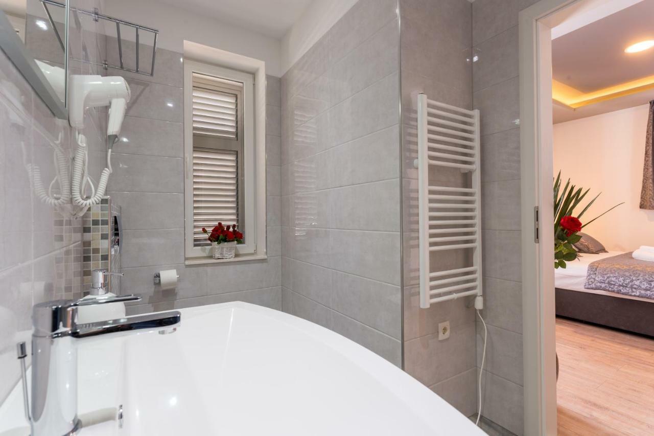 Luxury Floramye (adults Only) Split